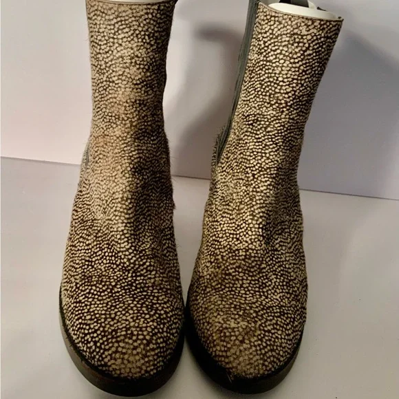 UGG..bullhide leather ankle boots - Picture 4 of 11